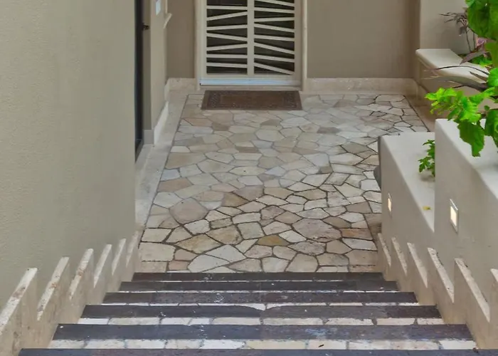 Marbella Lane - Stylish Private Oceanviews Holiday home